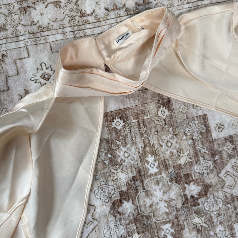 HOUSE OF CB 'Aubrie' Vintage Cream Satin Sleeve Top NWOT - Picture 8 of 9